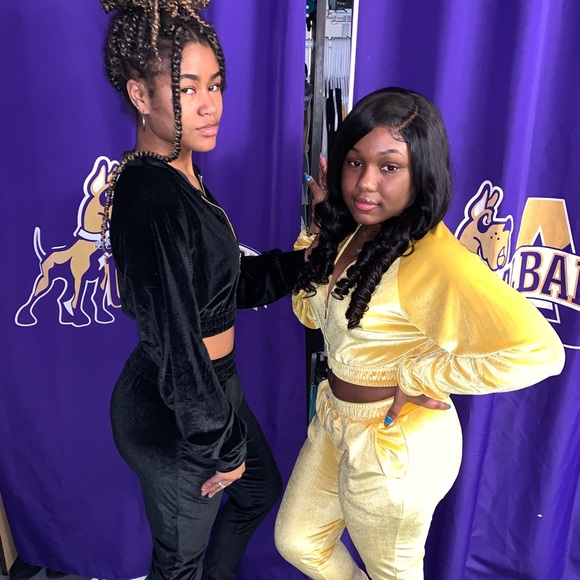 Two Piece Crop Velour Suit 🥰 - Picture 4 of 4